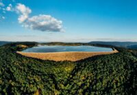 Zdjęcie do artykułu: Zbiorniki wodne w krajobrazie – stawy, oczka i nowoczesne lustra wody